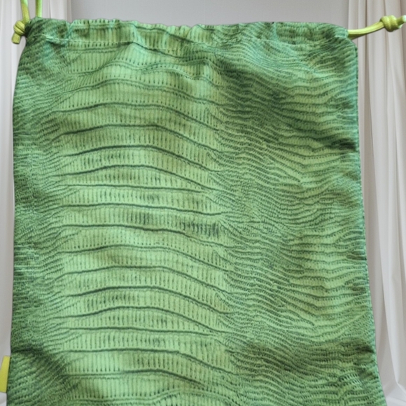 ipsy Handbags - ❗️5/$25❗️Green Textured Sleeveless Top